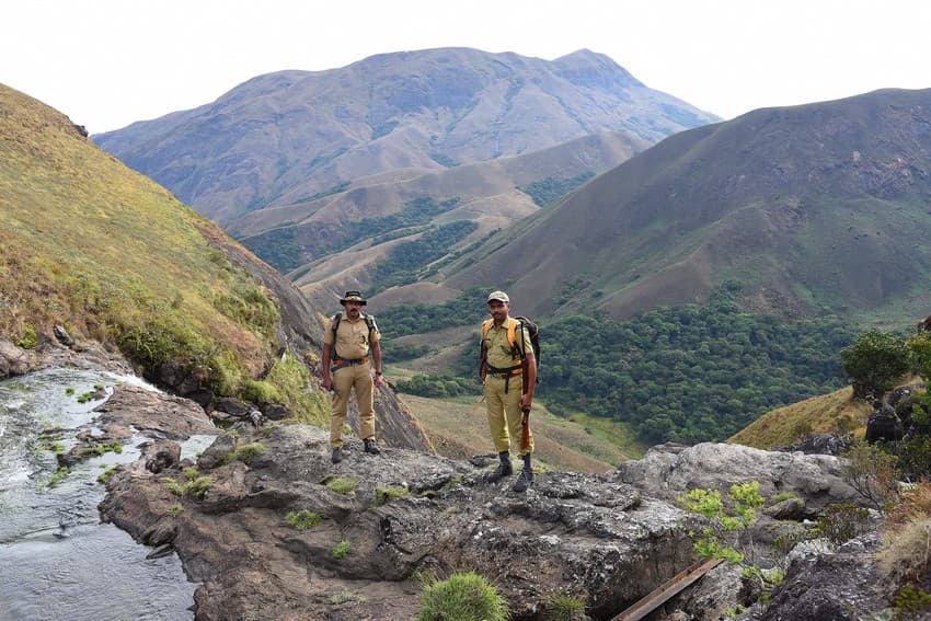 Firefighting poses a direct threat to the lives of forest guards and forest watchers, and often causes, apart from external injuries, internal health problems such as extreme dehydration and insomnia.