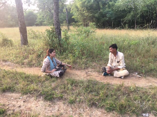 Prachi (left) interviews a forest guard in the Tadoba-Andhari Tiger Reserve. WCT team is working to assess the work motivation of the frontline field staff across different Protected Areas.