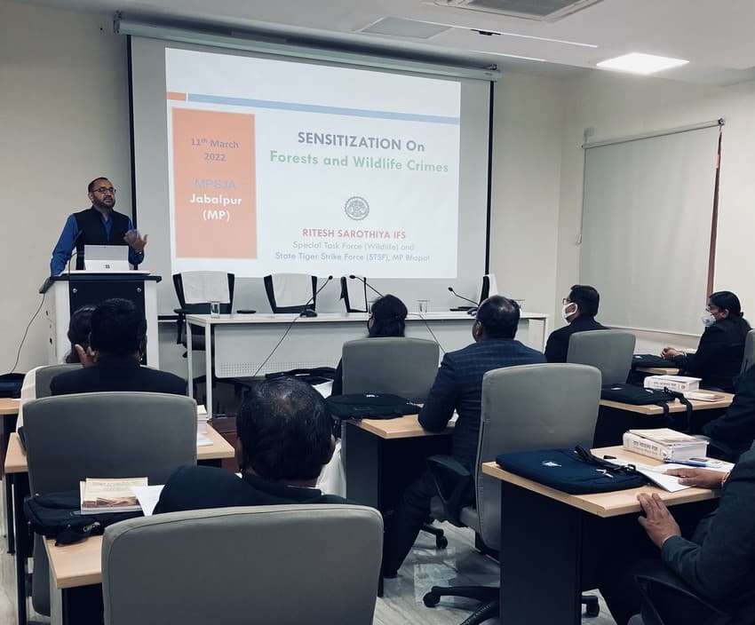 Senior forest officer Ritesh Sarothiya of the Madhya Pradesh Forest Department speaks to the participating judges at the Madhya Pradesh State Judicial Academy as part of WCT’s training programme. Credit: WCT