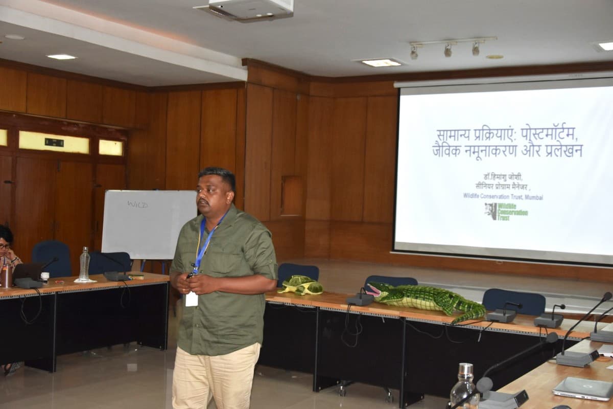 Dr. Himanshu Joshi, WCT, conducting sessions on veterinary emergencies, and intricacies of rescue and rehabilitation of aquatic fauna at the capacity building programmes for veterinarians. Credit: Courtesy of AH, Govt. of Rajasthan