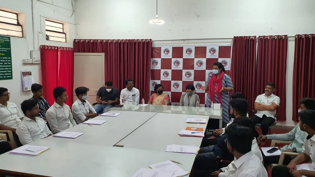 Economist Pooja Dewolkar (standing) addresses a team of surveyors during a training session held at the Sahyadri Tiger Reserve. Photo Credit: WCT