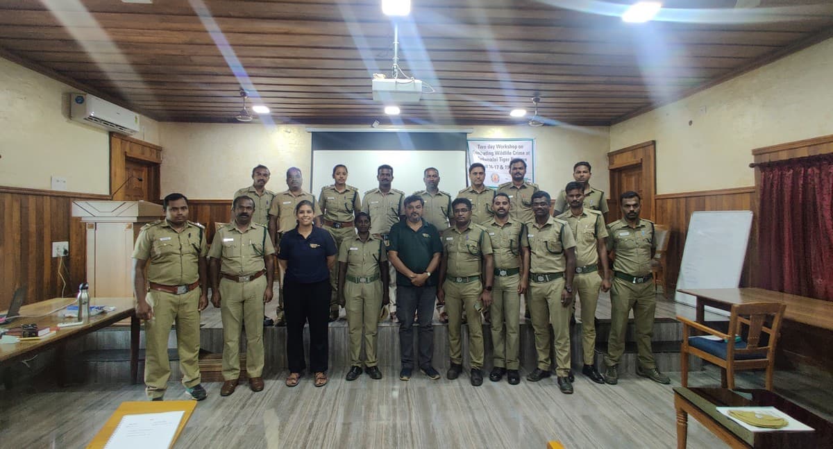 WCT experts Mridula Vijairagahvan and Sanjay Thakur  (front row) with the participating ACFs, IFS trainee officers and foresters in the Mudumalai Tiger Reserve. Photo credit: WCT