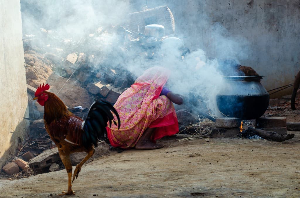 Women who use the chulha are exposed to huge amounts of smoke, which can cause respiratory problems and irritation in the eyes.