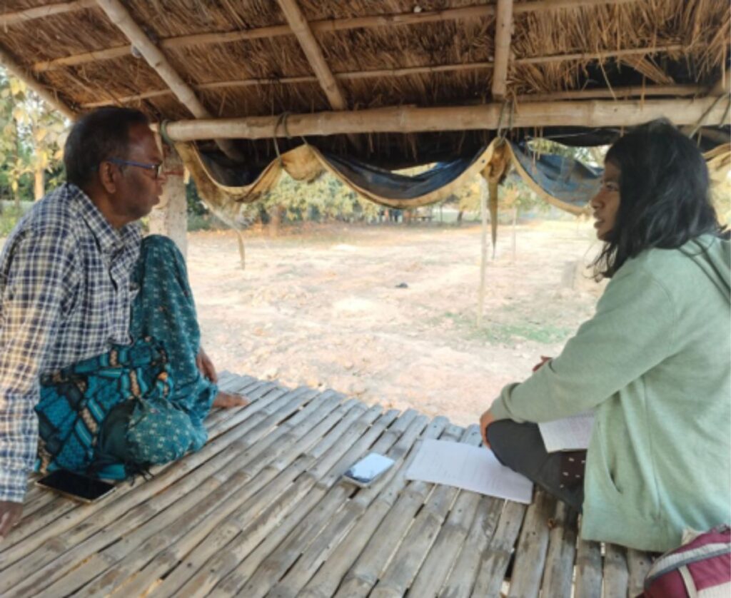 Researcher Nikita Mohan speaks to a fisherman as part of her study to assess the potential of aquaculture-based fishery livelihoods.